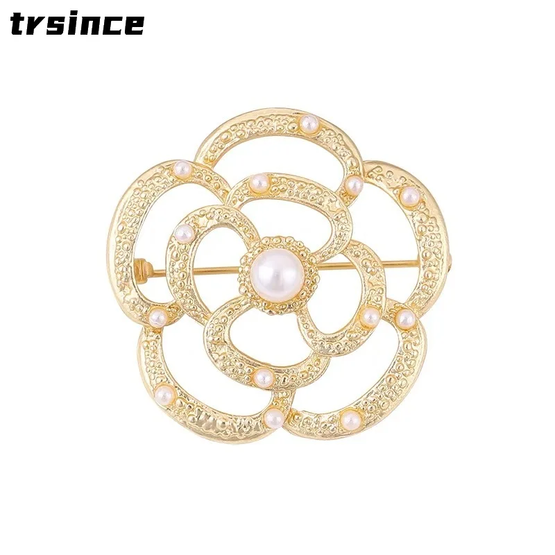 

Simple Pearl Camellia Brooch Women's French Retro Ladies High-end Enamel Suit Cardigan Corsage Clothing Accessories