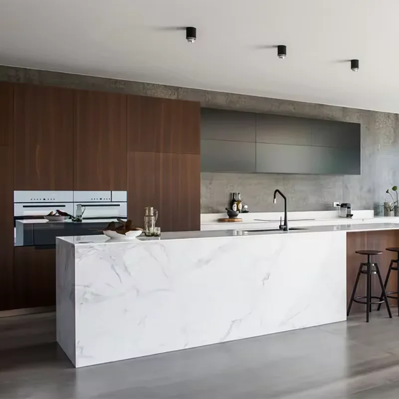 Роскошные черно-золотые мраморные кухонные шкафы с индивидуальным дизайном