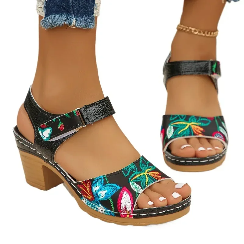 Женские босоножки с открытым носком уличные сандалии разных цветов на массивном