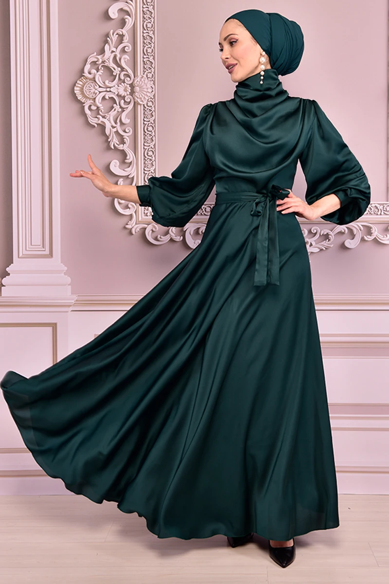 Атласное платье с поясом Изумрудный цвет нева14823