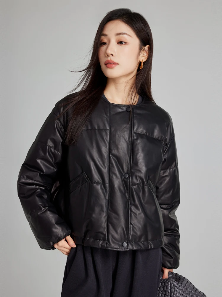 Короткий свободный пуховик из овчины растительного дубления с круглым вырезом