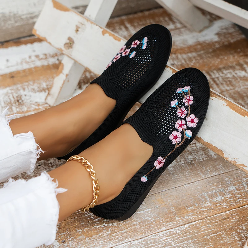 Ladies Flat Shoes Ladies Lightweight Sneakers Autumn Chinese Style Embroidered Flat Shoes Breathable Outdoor Walking Shoes