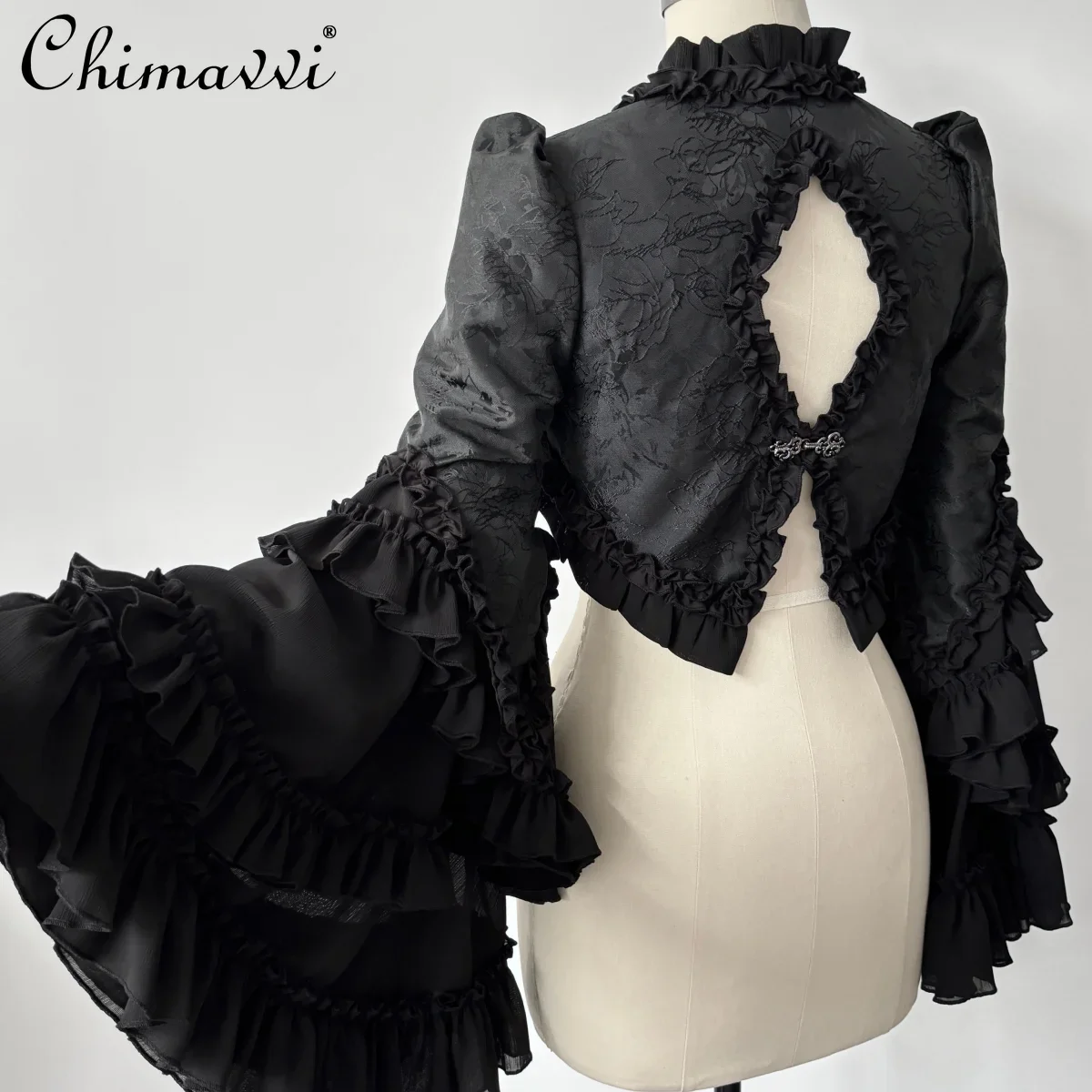 Женский короткий жилет с оборками по краям черно-белый в готическом стиле осень