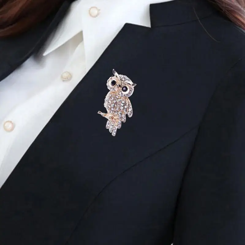 Женская брошь в виде совы с кристаллами