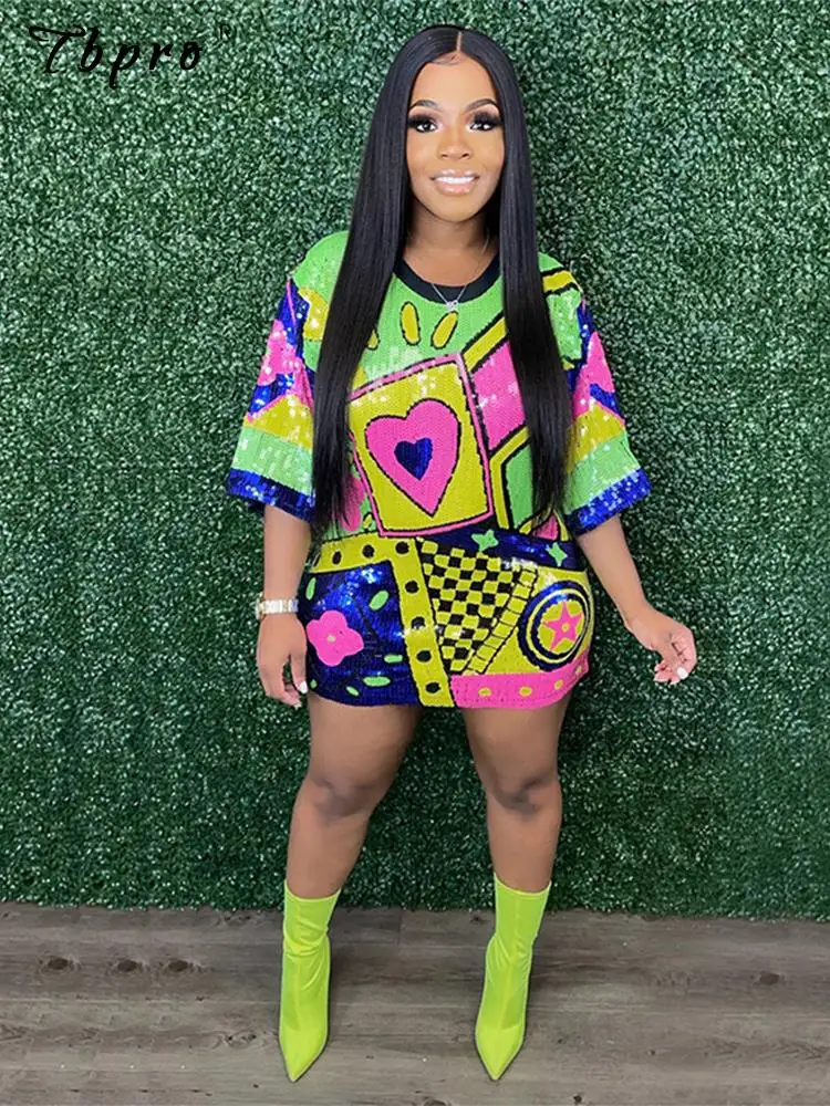 

Женское платье-рубашка с круглым вырезом и буквенным принтом