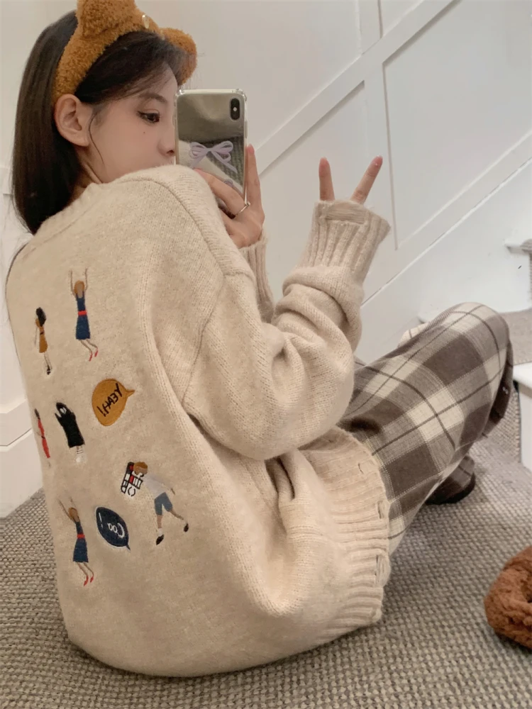 

Korean Version of the Fun Fashion Cartoon Embroidery Round Neck Thickened Loose Long-sleeved Couple Inner Knitwear