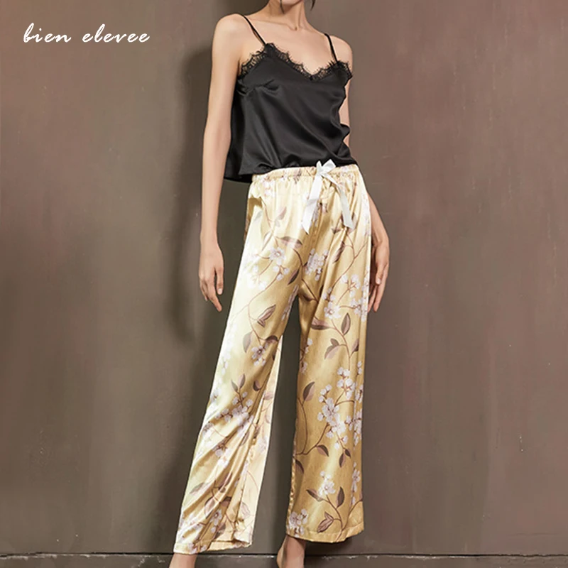 Женская атласная пижама с цветочным принтом в комплекте |