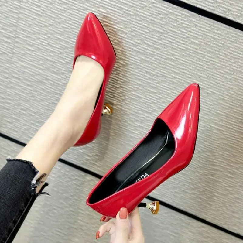Женские туфли из мягкой лакированной кожи красные на среднем каблуке новинка