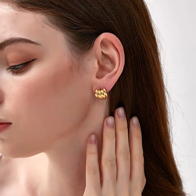 Выставка Маленькие серьги-гвоздики-бананы Простые и универсальные серьги с