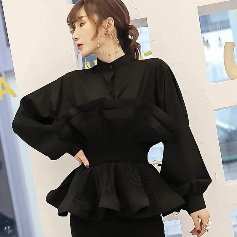 Женский весенний топ с коротким высоким воротником блузка в полоску оборками и