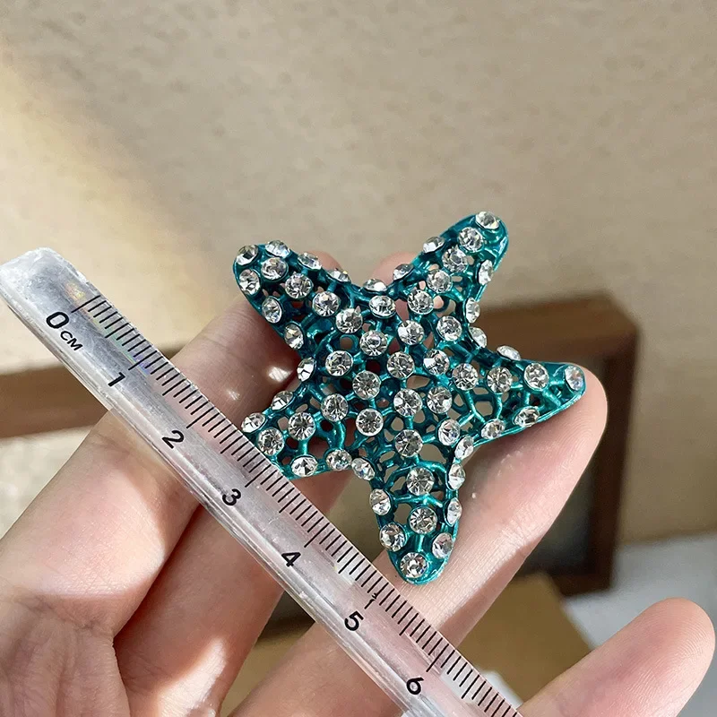 Женские серьги с кристаллами в виде морских звезд