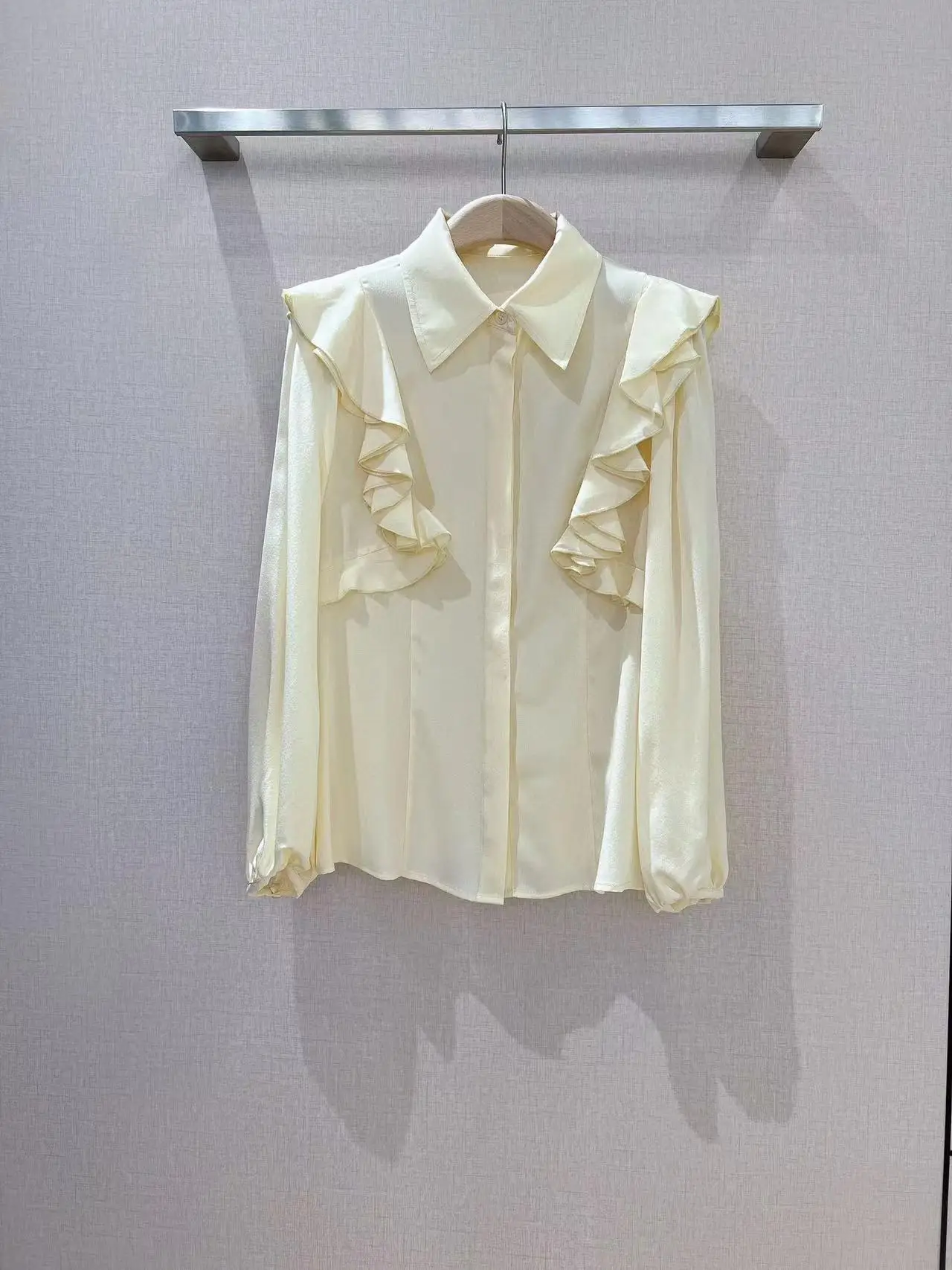 

Блузка женская шелковая однобортная с оборками, весна 2023