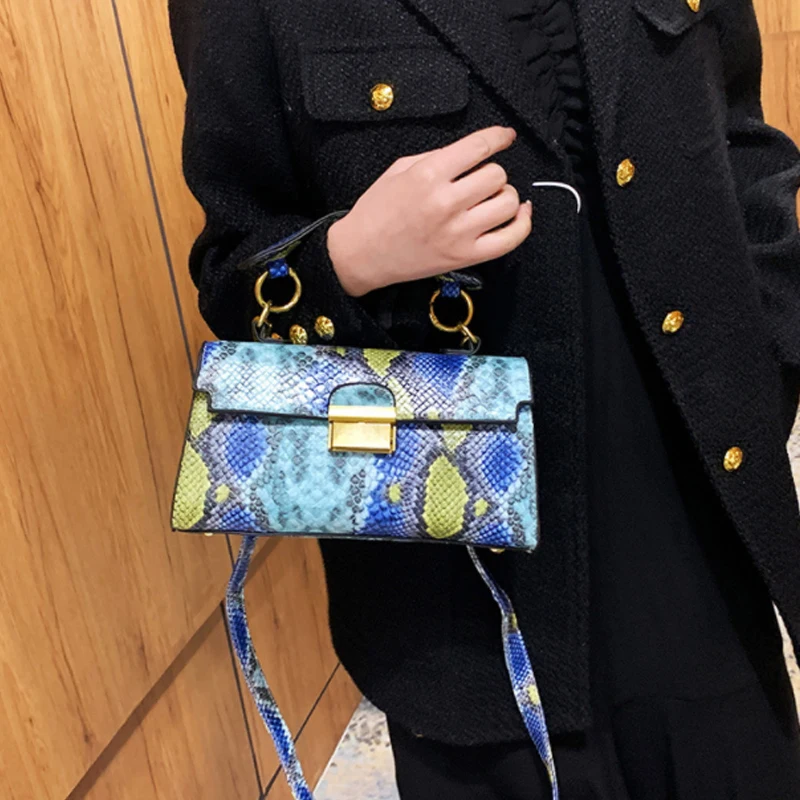 Дизайнерская женская сумка Новая через плечо контрастного цвета со змеиной