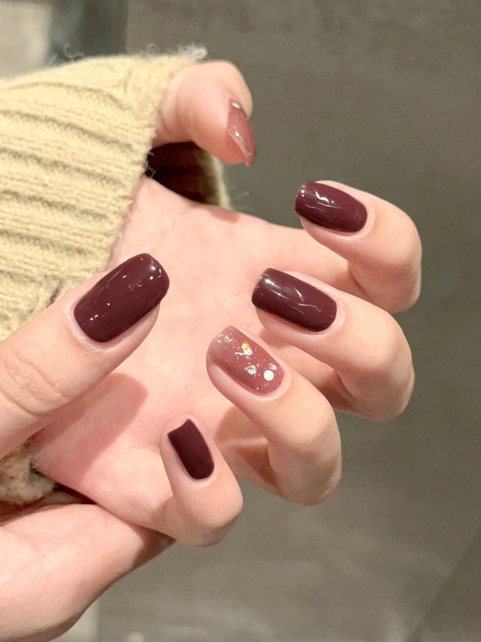 

The soft nail oil film is white and smudged, and the imitation diamond nail sticker is durable and waterproof.