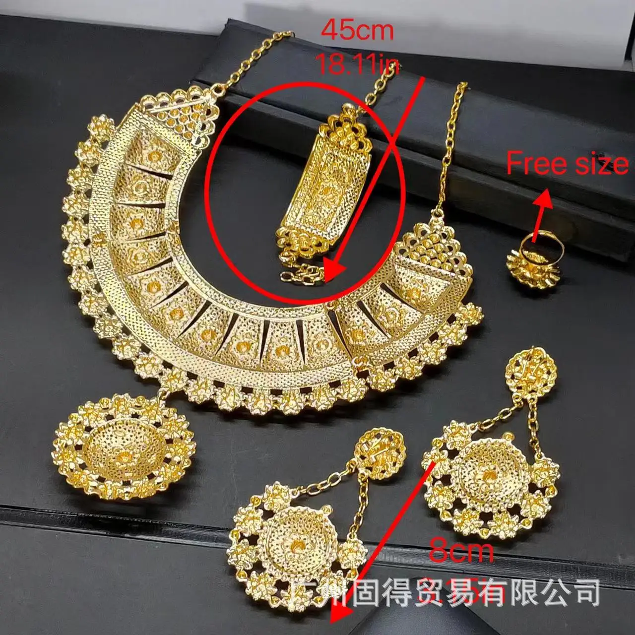 Комплект женских ювелирных изделий из цепочки серег браслета и кольца