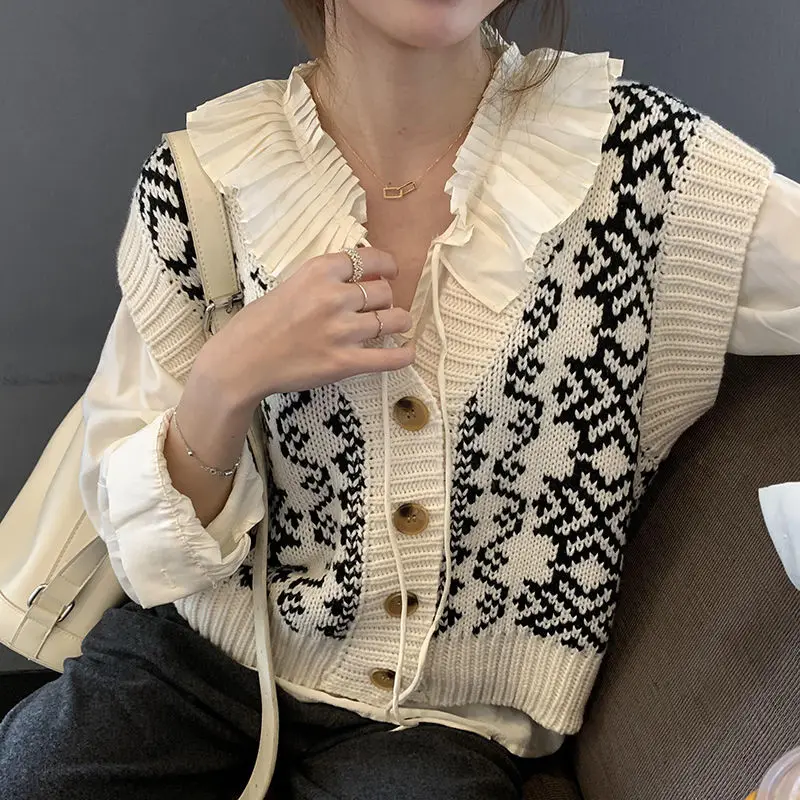 

Elegant Korean Style Sweater Vest Women Button Cardigan Classic Warm Outwear Chic Fashion Sweet Retro White Argyle Sweaters Vest