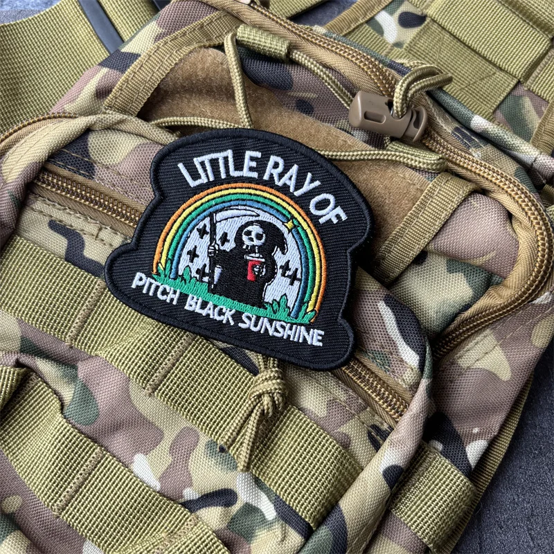 Фото Тактическая вышитая нашивка «LITTLE PAY OF PITCH BLACK SUNSHINE» с черепом, моральный шеврон на липучке для рюкзака и нарукавная нашивка №1