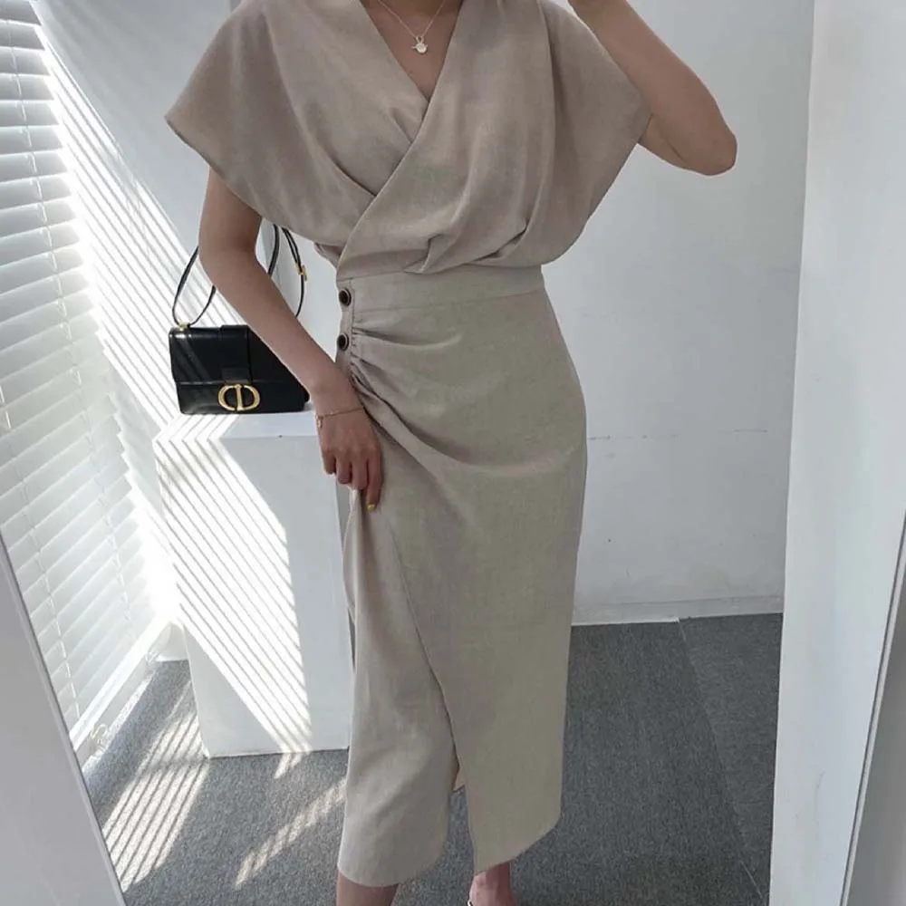 

Платье женское ТРАПЕЦИЕВИДНОЕ однотонное с коротким рукавом и V-образным вырезом