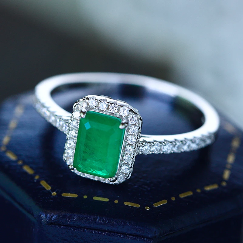 Женское прямоугольное кольцо из серебра 925 пробы с изумрудом и сапфиром