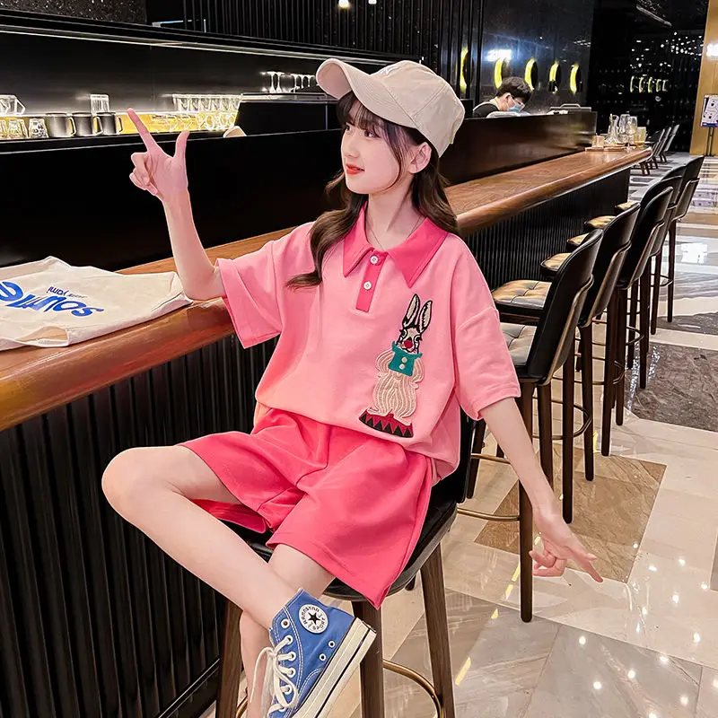 

Модный детский костюм для девочек в западном стиле новинка 2022 одежда для подростков спортивный летний комплект из двух предметов с мультяшным рисунком