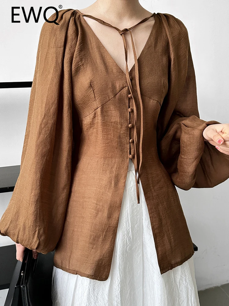 

Женская рубашка с V-образным вырезом и пышными рукавами