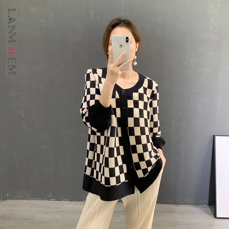

LANMREM Plaid Loose Shirts Women Round Neck Single Breasted Pleated Color Block Patchwork Shirt Female Casual Top Spring 2M356