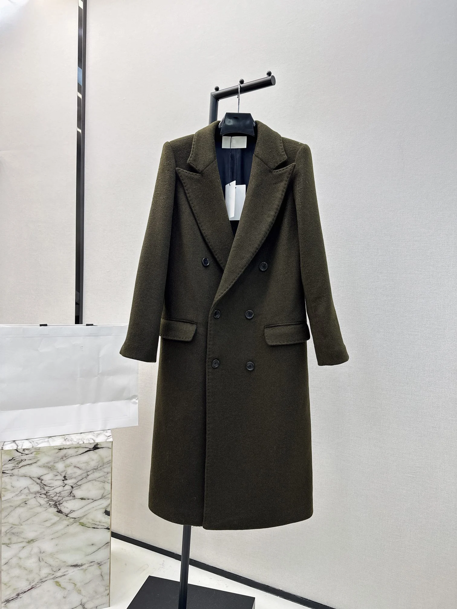 

2023The latest high-grade long coat coat for autumn and winter is highly recommended. The wool fabric is very thick11.3