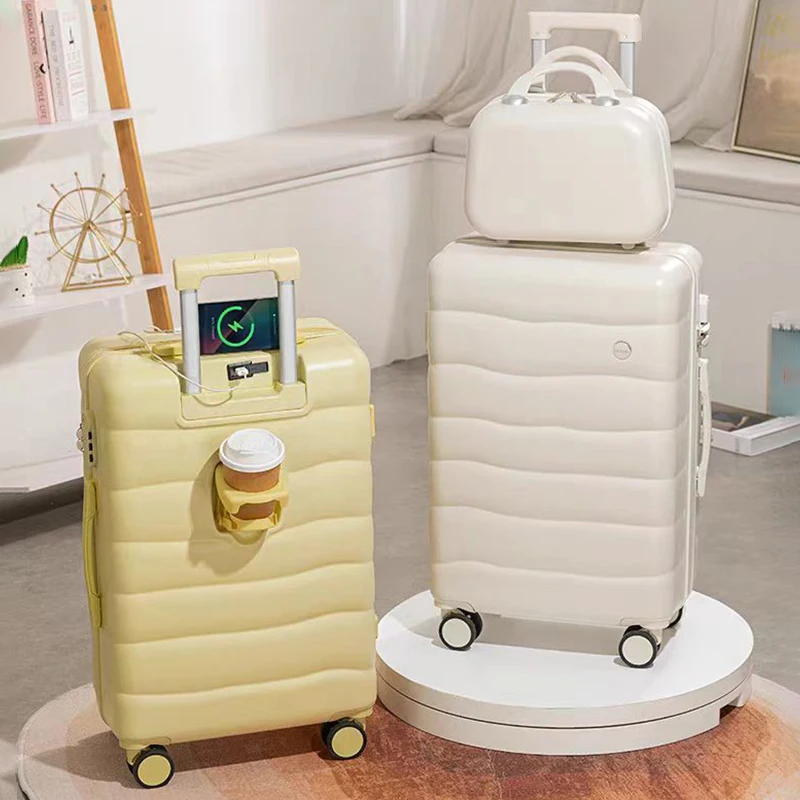 Чемодан дорожный на колесиках