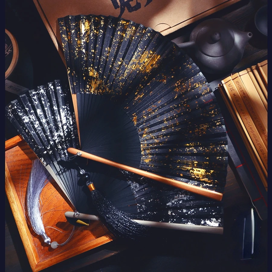 

Ручной Веер в классическом китайском стиле, Золотой Серебряный шелковый портативный складной веер для украшения дома, с кисточками, в стиле ретро, танцевальный веер ханьфу, художественное ремесло