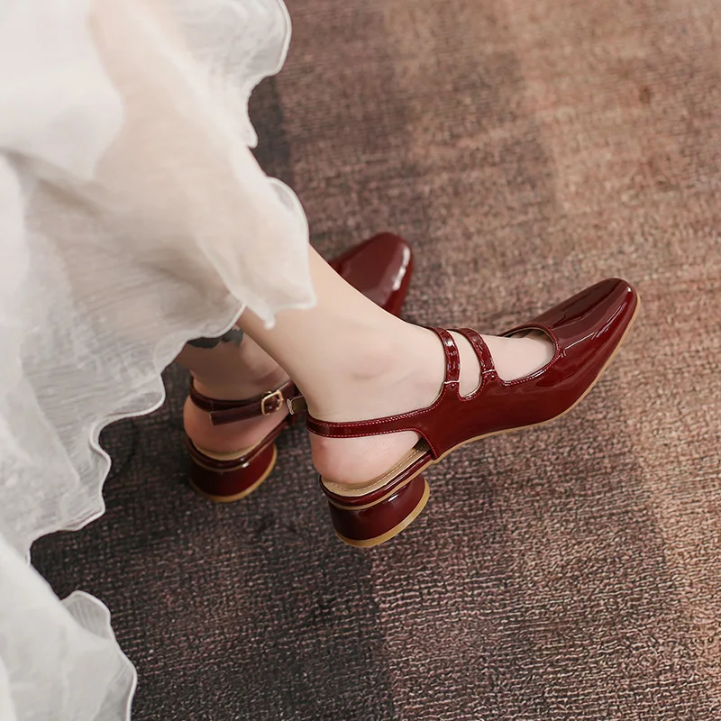 

Сандалии женские кожаные на квадратном каблуке, с ремешком и пряжкой