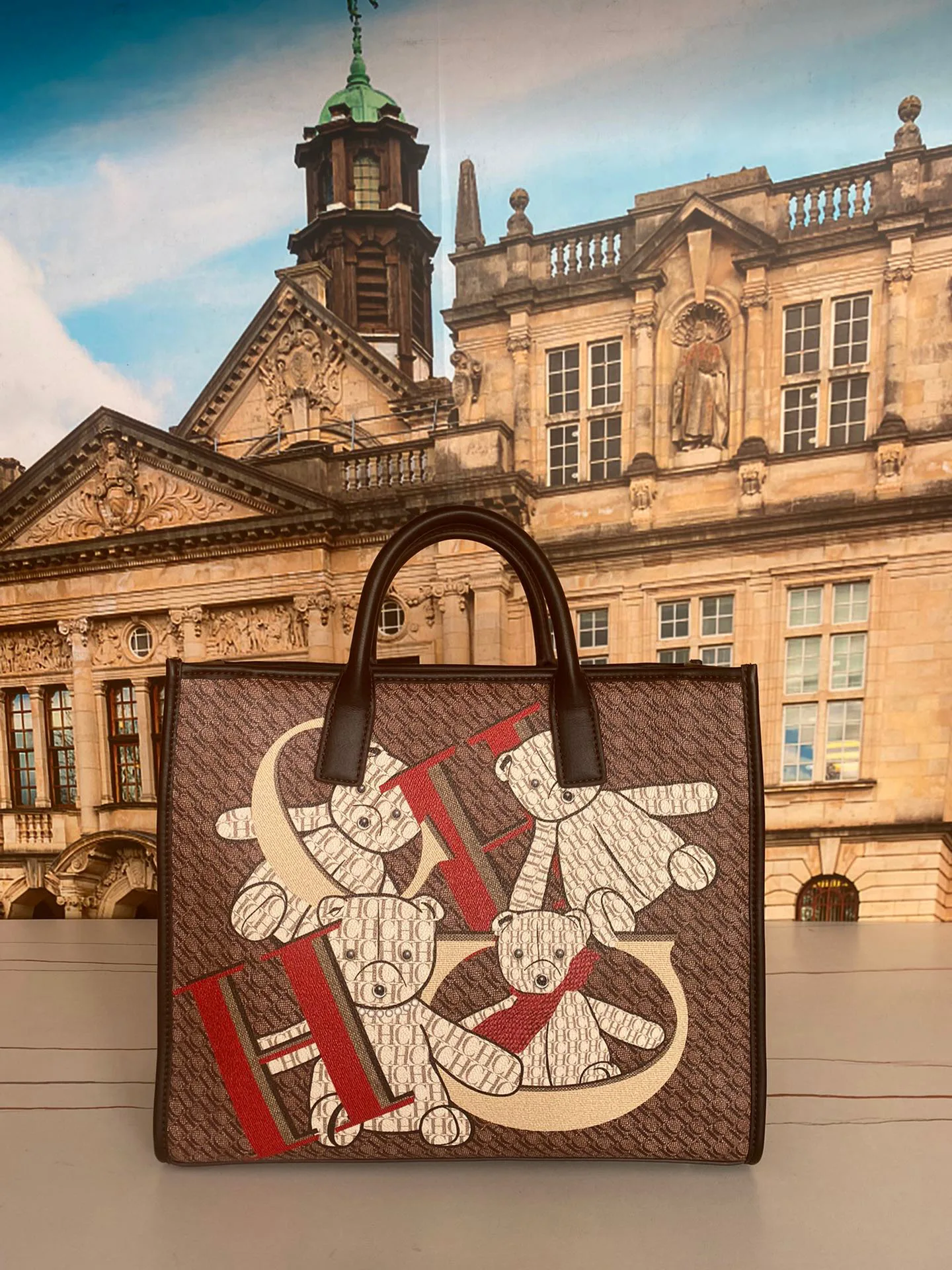 

2022 CH Popular Women's Handbag Large Capacity First Layer Cowhide Leather Material High Quality Metal Lock Design Bear Pattern