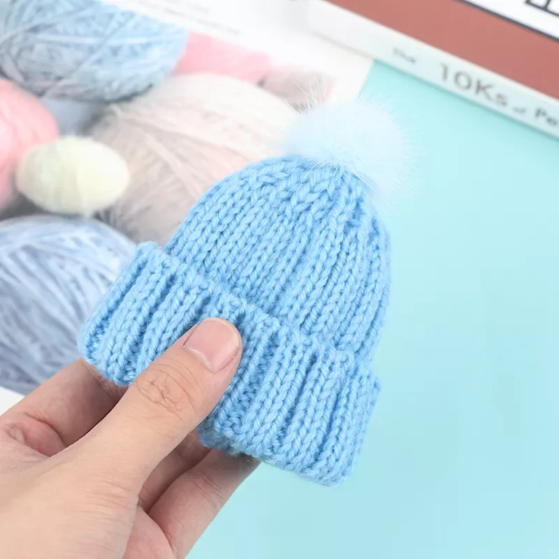

1pc 1/6 Dollhouse Miniature Fashion Knitted Beanie Hat Cap With Hairball Doll House Decoration Dolls Accessory 10cm*11cm