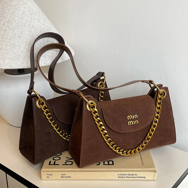 Дизайнерская женская сумка с металлической цепочкой замшевая матовая