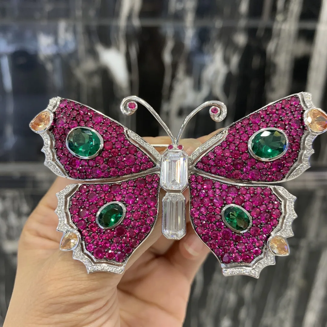 Брошь-бабочка розово-красного цвета серебро 925 пробы с кубическим цирконом