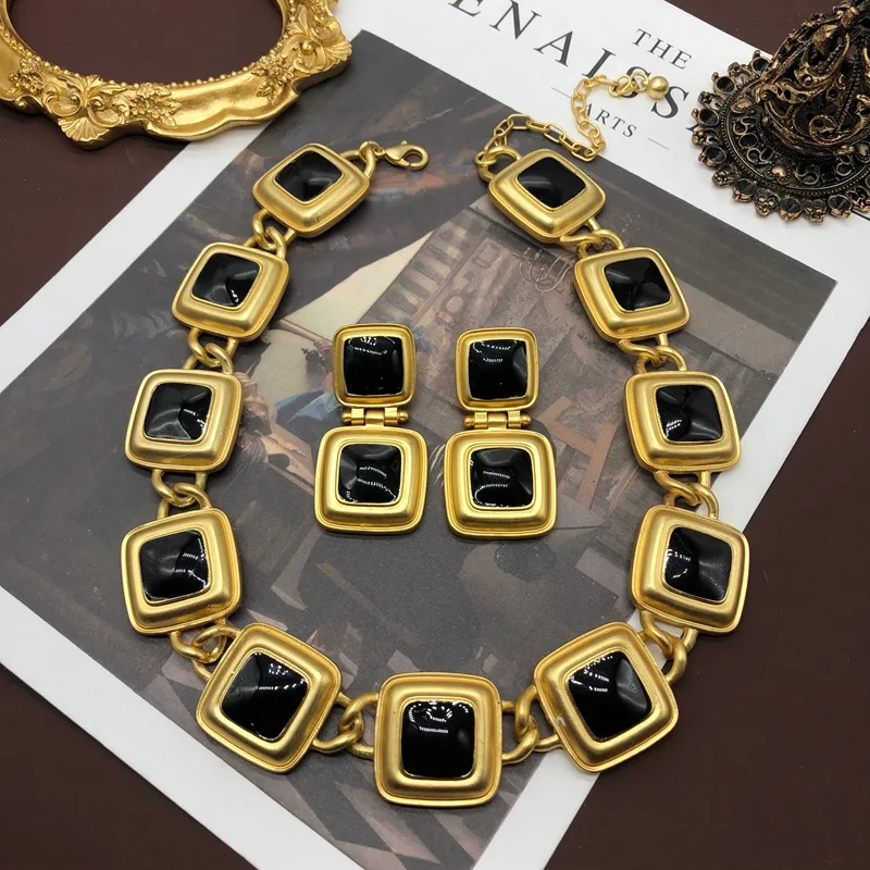 

Black Fog Gold Necklace Set