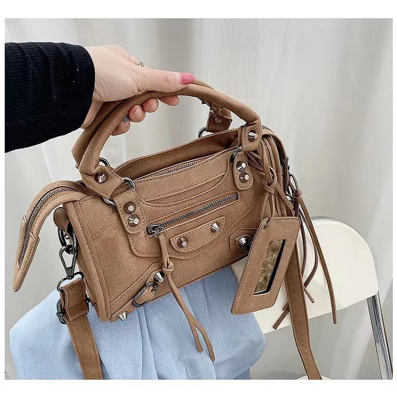 

Женская сумка через плечо из искусственной кожи с заклепками, дизайнерская трендовая сумка через плечо, новая модная Изысканная женская су...