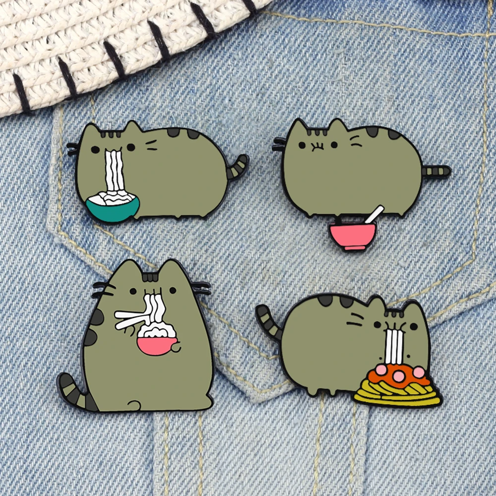 Кошки съедают лапшу эмалированная булавка мультяшная полная Серая кошка