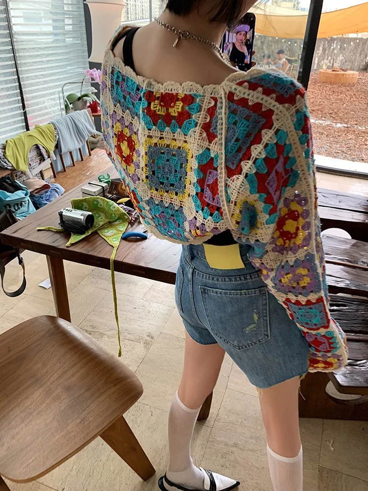 Женский короткий свитер в клетку с круглым вырезом и длинным рукавом |