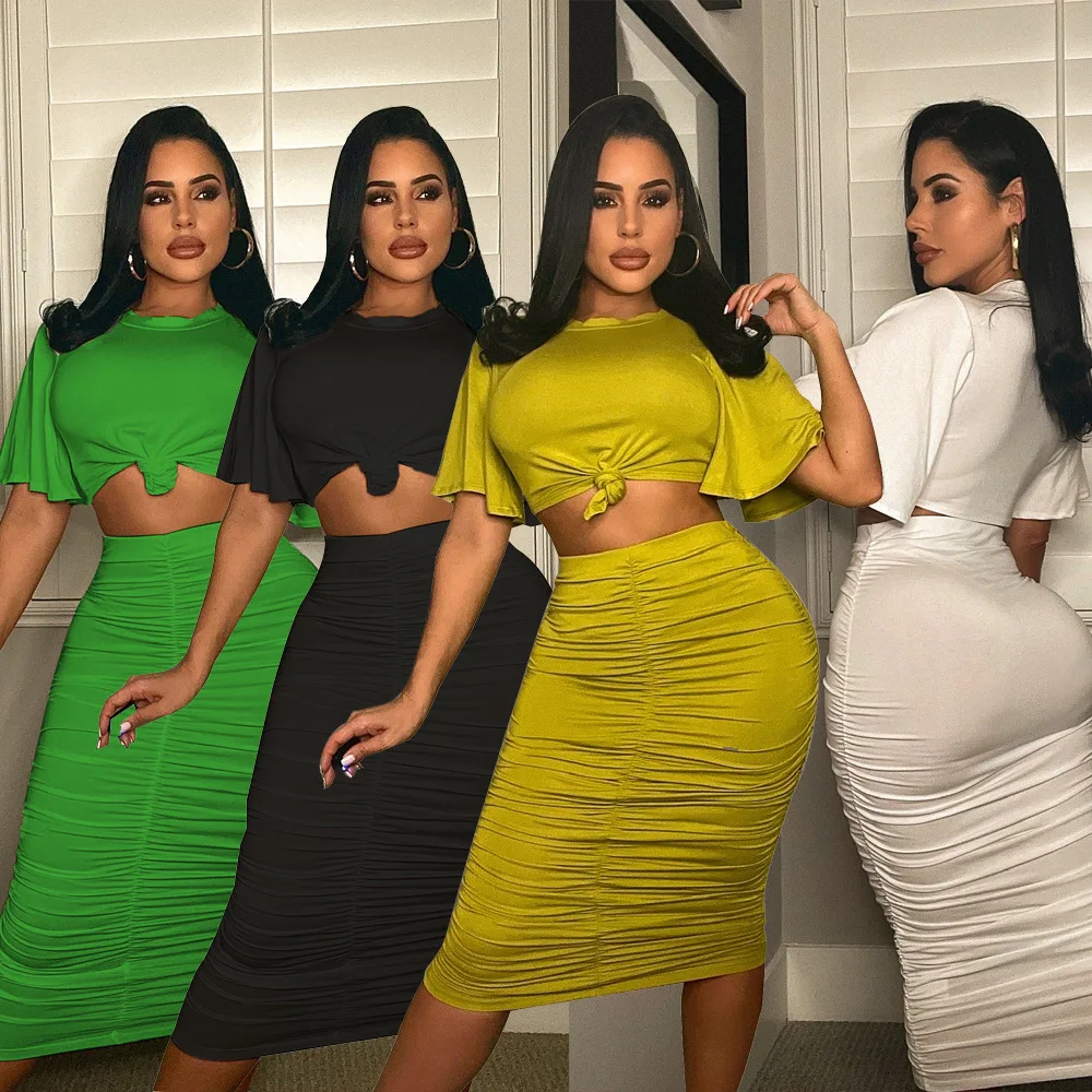 

Летний комплект из двух предметов: короткая футболка с оборками на рукавах и плиссированная юбка со складками