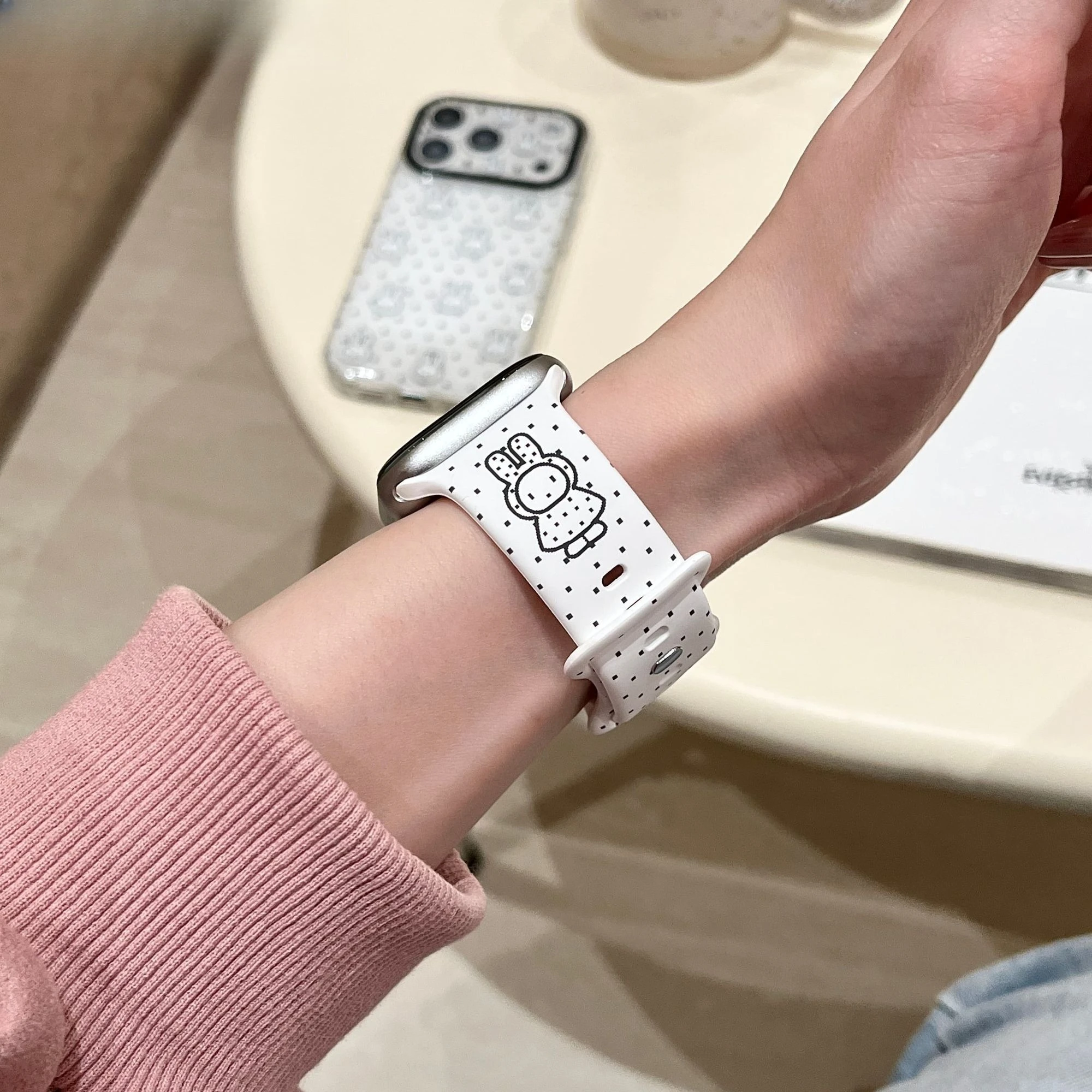 Фото Модный силиконовый ремешок Kawaii Pixel Art Miffy белого цвета для часов, совместимый с IWatch S11 S10 S9, приятный для кожи, повседневный аксессуар для часов №5