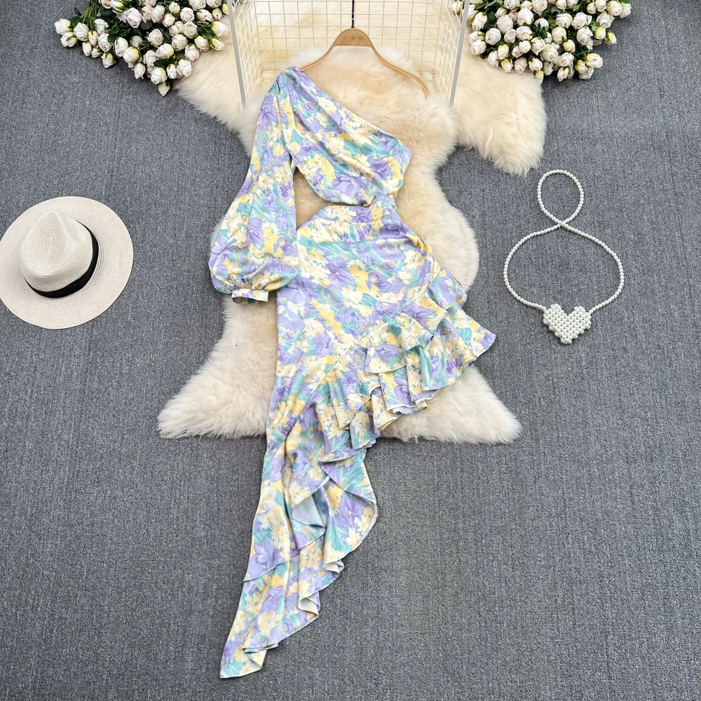 

Роскошное облегающее ТРАПЕЦИЕВИДНОЕ ПЛАТЬЕ с косым вырезом, открытыми плечами, одним боковым рукавом, оборками по краям и цветочным принтом