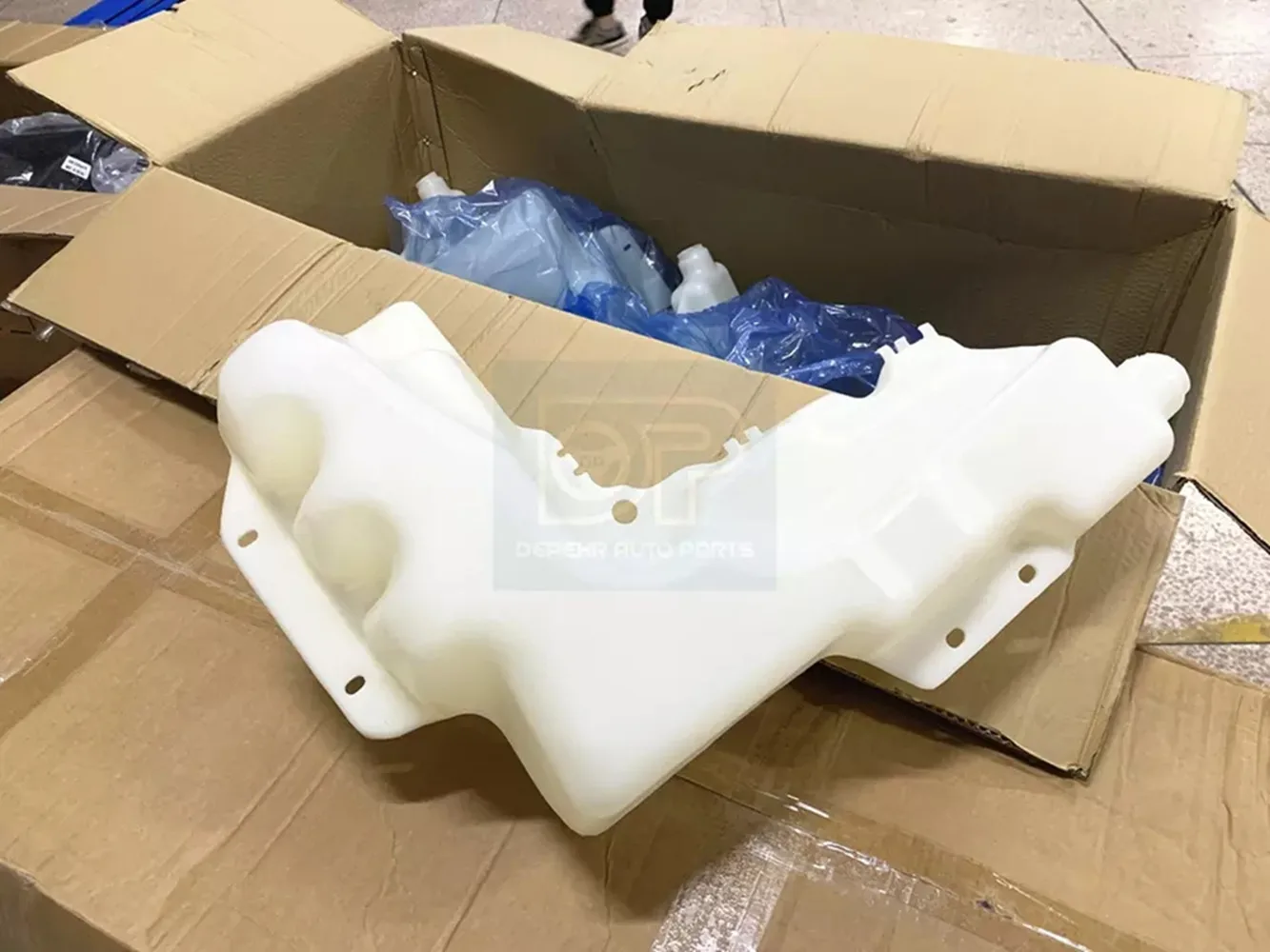 

Один контейнер для резервуара воды 84092257 84024488 для Volvoo FH FM 2012- FMX