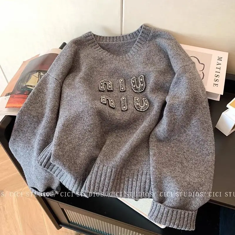Винтажный серый джемпер с круглым вырезом и буквами из бисера
