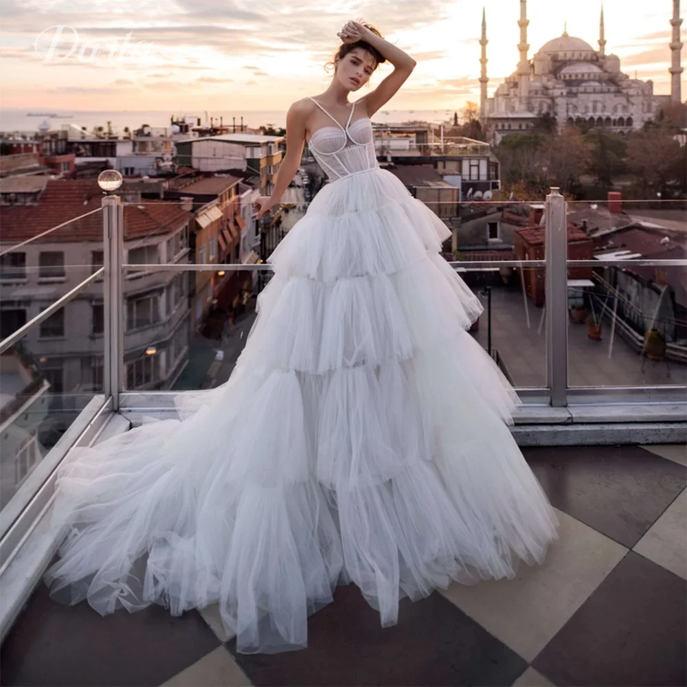 

2023 Morden Tiered Tulle A Line Wedding Dress Strapless Sleeveless White Bridal Gown For Woman Illusion Pleat Robe De Mariée