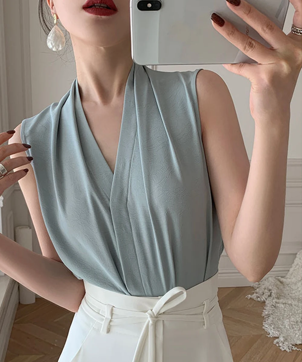 Женская блузка без рукавов с V-образным вырезом