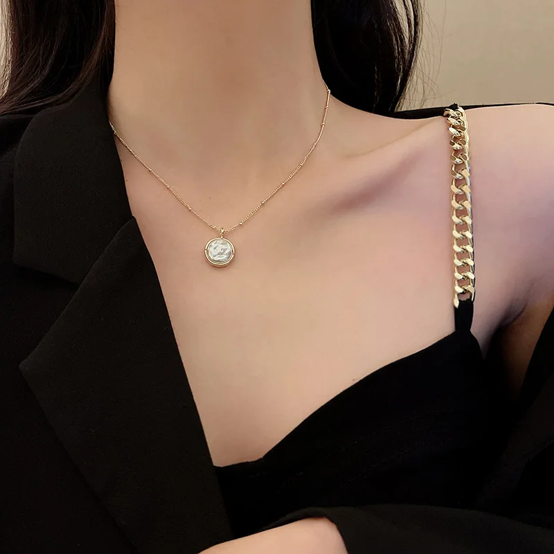 

European and American retro baroque pearl fritillary pendant ins temperament Necklace Female Minority design sense clavicle chai