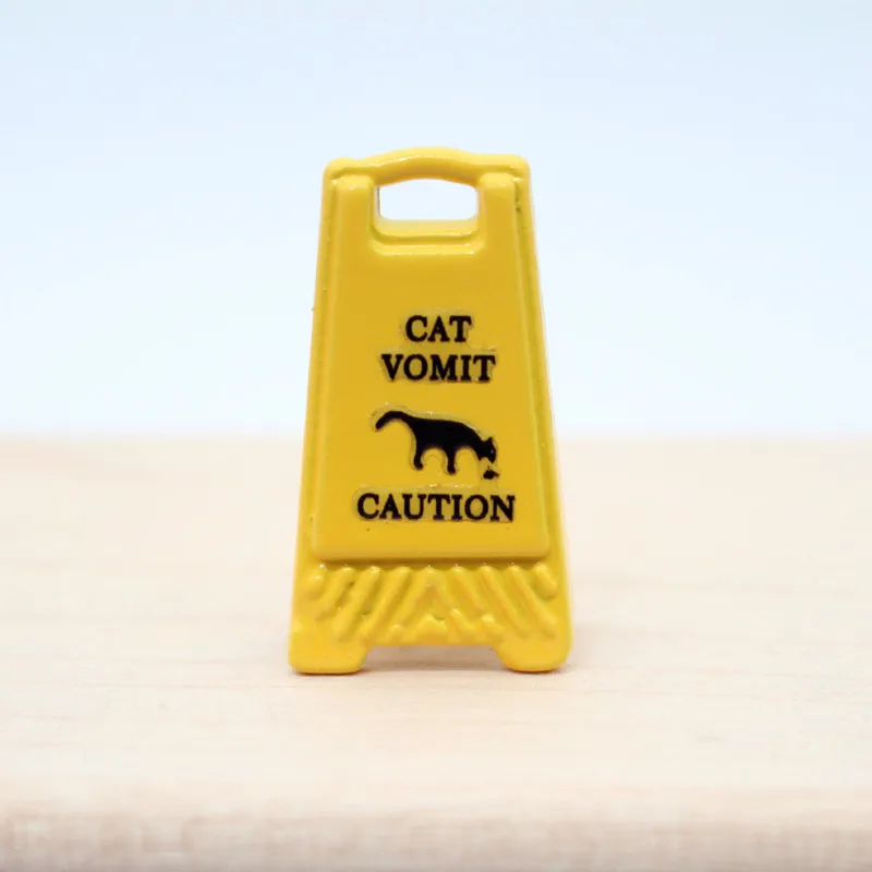 

Миниатюрный предупреждающий знак "Остерегайтесь скользких поверхностей" из металла