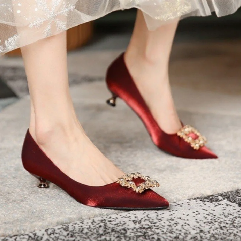 Женские туфли-лодочки с острым носком на высоком тонком каблуке