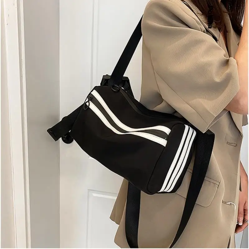 

Casuals Stylish Black Tote Crossbody Bags Nylon Travel Shoulder Bags For Women 2023 New Sporty Handbag Luxury Large Capacity