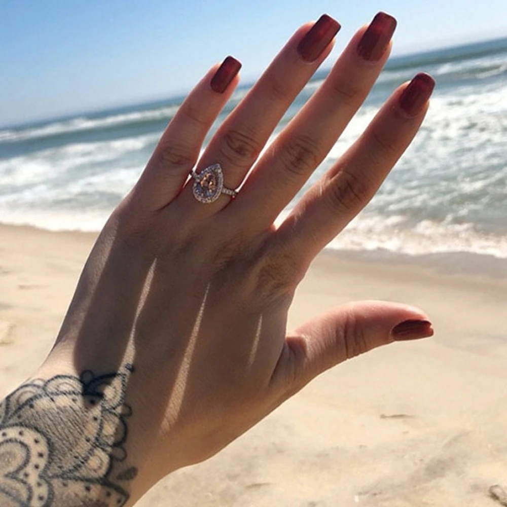 Кольцо с натуральным морганитом и бриллиантом кольцо в форме груши искусство